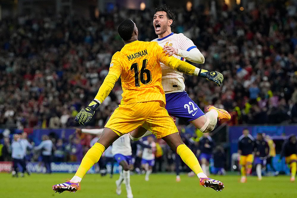 | Photo: AP/Hassan Ammar : Theo Hernandez celebrates with Mike Maignan after quarter final against Portugal
